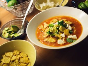 Meksikolainen kanakeitto tortillalastujen kera